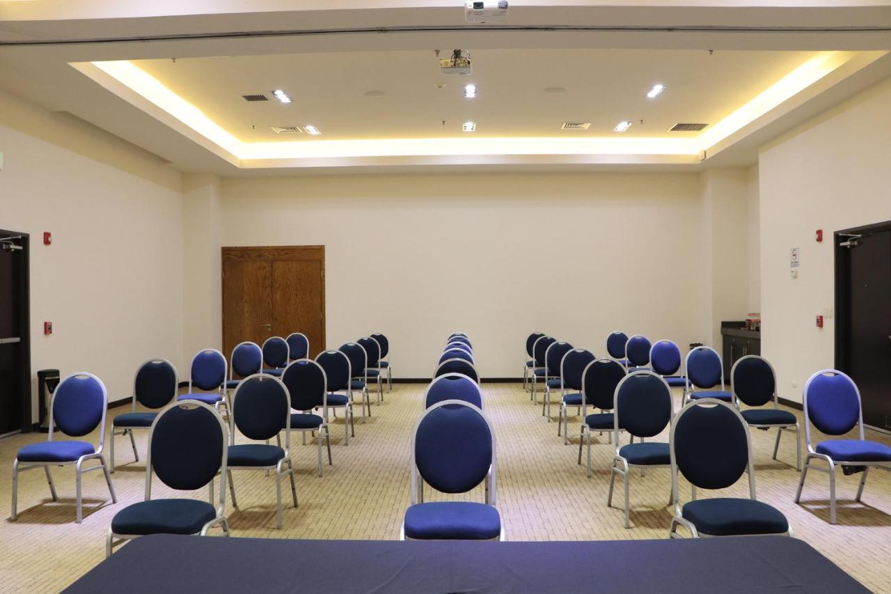 Holiday Inn Express Guaymas By Ihg Esterno foto A meeting room at the hotel