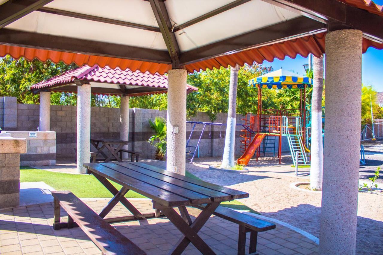 Holiday Inn Express Guaymas By Ihg Esterno foto Playground at the school
