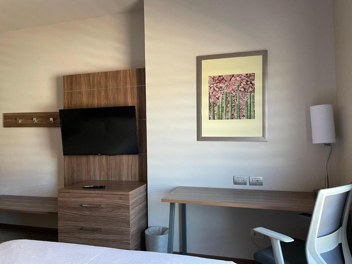 Holiday Inn Express Guaymas By Ihg Esterno foto A room at the hotel