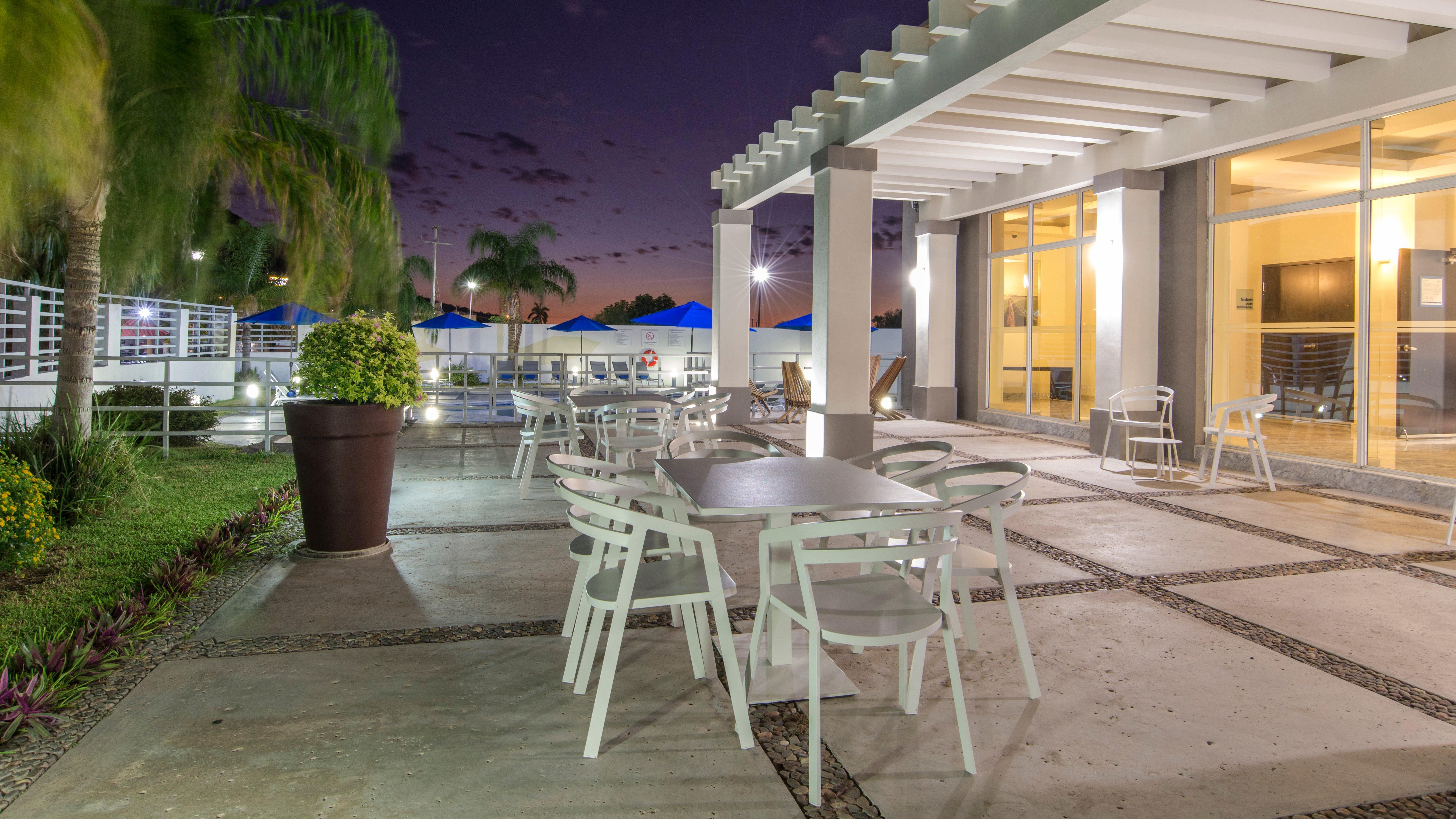 Holiday Inn Express Guaymas By Ihg Esterno foto Hotel's pool area