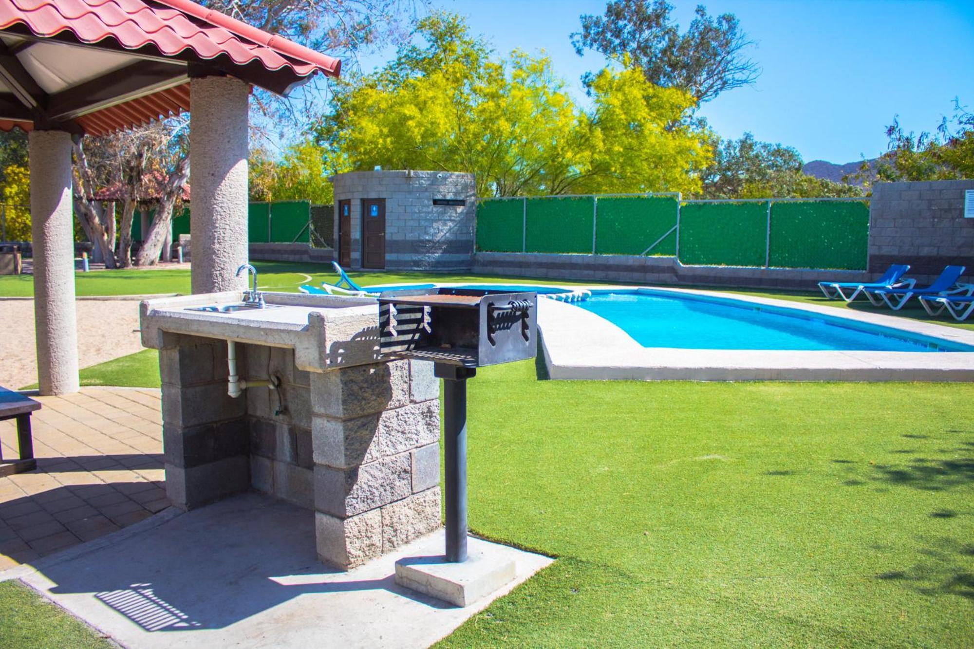 Holiday Inn Express Guaymas By Ihg Esterno foto A typical poolside barbecue in Chile